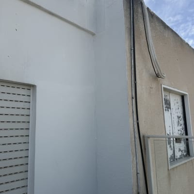 קיר חיצוני עם צינורות וחלון