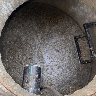 פתח ביוב עם צינור ניקוי