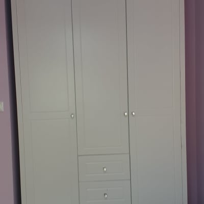 ארון בגדים לבן עם דלתות ומגירות