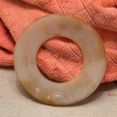 טבעת פלסטיק על מגבת כתומה, קשור לאינסטלציה