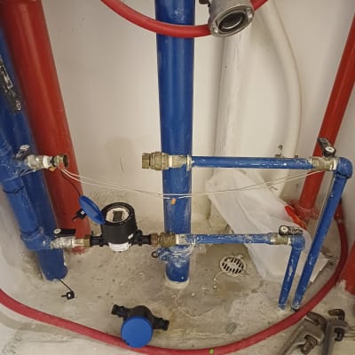 צינורות כחולים ואדומים עם ברזים ומדי מים