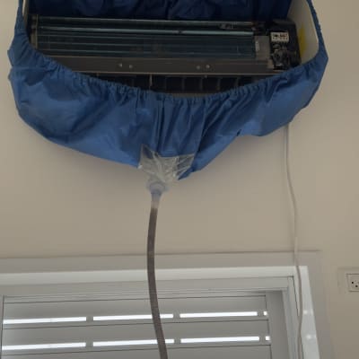 מזגן עם כיסוי כחול לתחזוקה