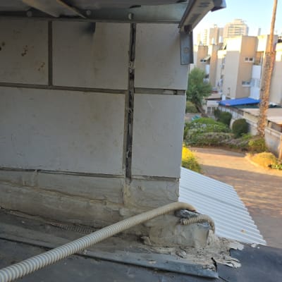 חיבור כבל חשמל עם איטום סביבו על קיר חיצוני