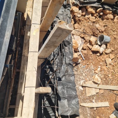עבודות הכנה ליציקת יסודות בטון וזיון פלדה באתר בנייה