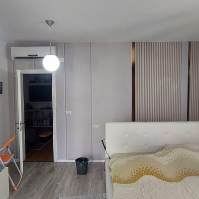 קיר עם טפט פסים דקורטיבי בחדר שינה