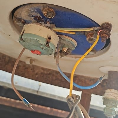 חיבורים חשמליים בתחתית דוד שמש עם חוטים צבעוניים