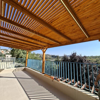 פרגולה מעץ על מרפסת עם נוף טבעי