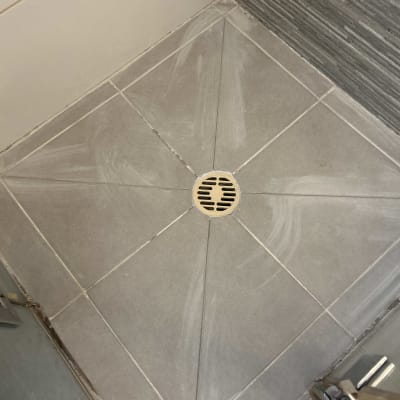 רצפת מקלחת עם ניקוז מרכזי