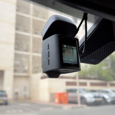 מצלמת רכב מותקנת על שמשת רכב