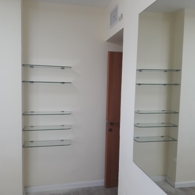 מדפי זכוכית מותקנים על קיר לבן