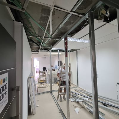 עבודות גבס בתקרה עם מסגרות מתכת