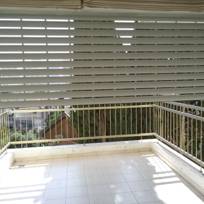 מעקה אלומיניום ומתריסים במרפסת