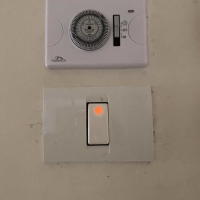 מתג חשמל עם נורית חיווי ומפסק טיימר