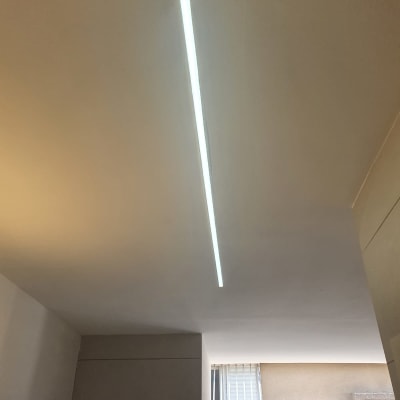 תאורת לד מותקנת בתקרה לבנה