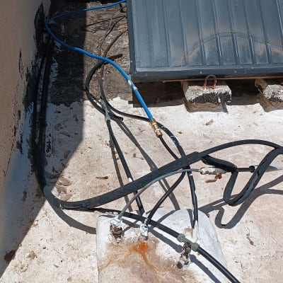 צינורות מים מחוברים לדוד שמש על גג