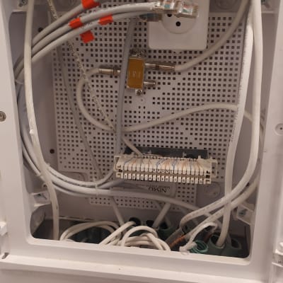 ארון תקשורת עם כבלים ומחברים