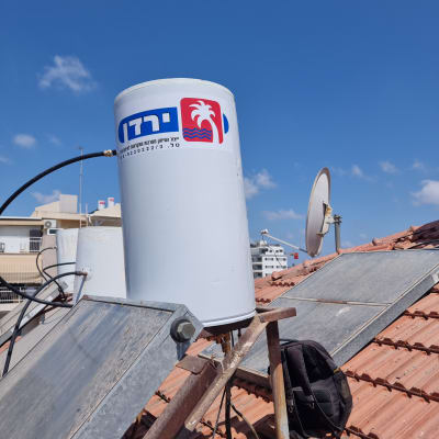 דוד שמש על גג רעפים עם קולטים סולאריים