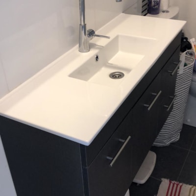 כיור עם ברז כרום בחדר אמבטיה