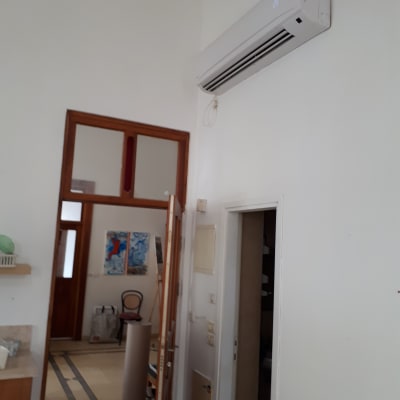 שני ציורים תלויים על קיר בחדר