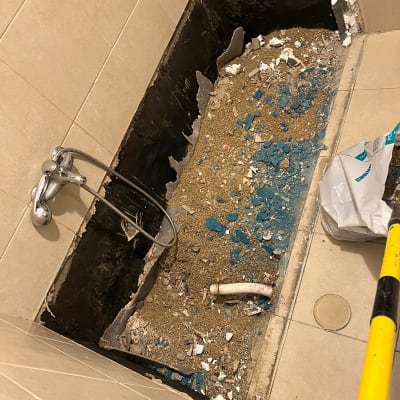 שיפוץ אמבטיה עם הריסות, צינור וכלים