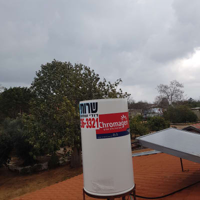 דוד שמש לבן על גג עם קולטן סולארי