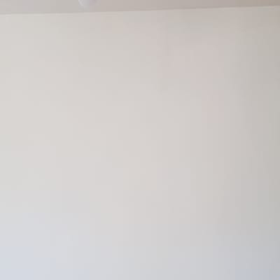 קיר לבן חלק ללא אלמנטים נוספים