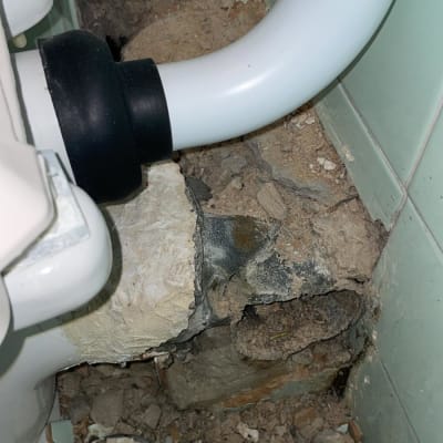 צינור ביוב, פטיש, קיר שבור, רצפה עם אבנים