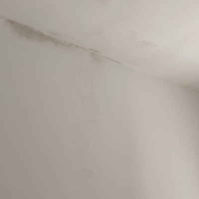 קיר ותקרה עם תיקוני צבע וטיח