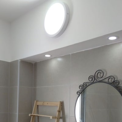 תאורה עגולה על קיר ותאורה שקועה בתקרה