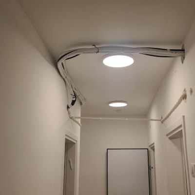 צינורות מיזוג אוויר מותקנים על תקרה לבנה
