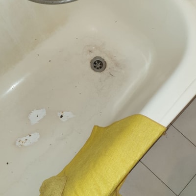 אמבטיה עם כתמים וניקוז מתכת