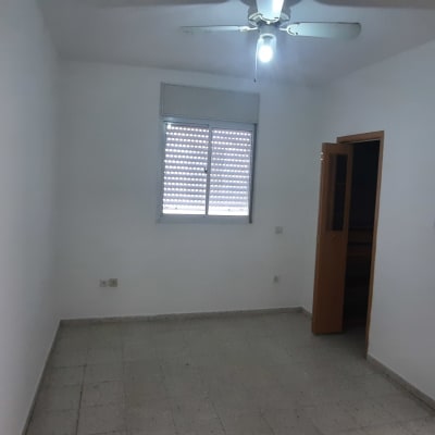 חדר ריק עם מאוורר תקרה ותאורה