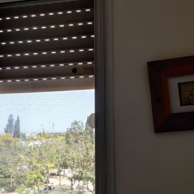 תריסים חומים פתוחים למחצה עם אור חודר