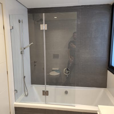 דלת זכוכית למקלחת עם צירים ומתלה