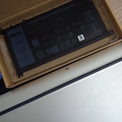 סוללת מחשב נייד דל בתוך קופסה