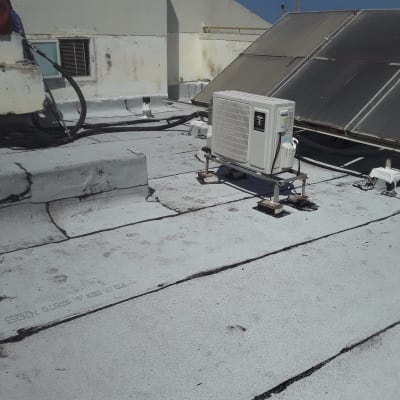 גג אטום עם יריעות ביטומניות ומזגן