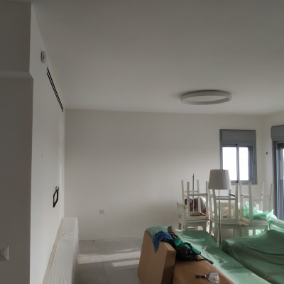 חדר עם רהיטים מכוסים לקראת צביעה