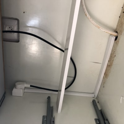 שקע חשמלי עם כבל מחובר בתוך ארון