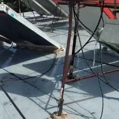 מערכת דודי שמש על גג עם איטום סביב הבסיסים