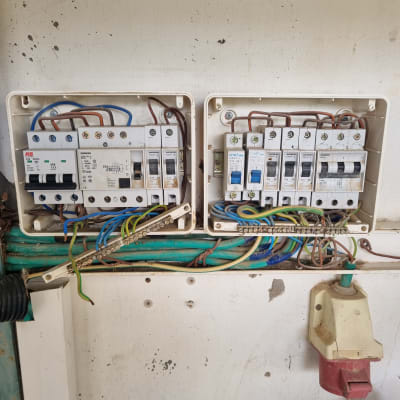 לוח חשמל עם חוטים ומפסקים חשמליים