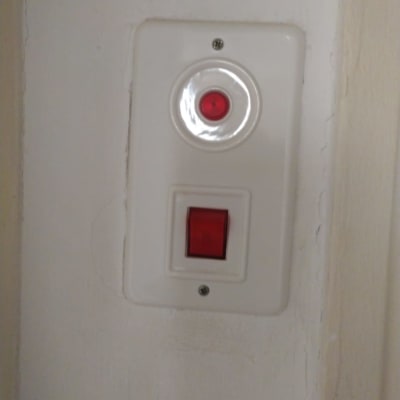 מתג דו כיווני עם נורית חיווי אדומה