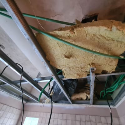 תקרת גבס עם צינורות ירוקים ובידוד צהוב