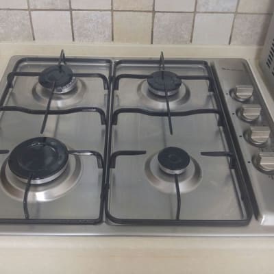 כיריים גז עם ארבעה מבערים וכפתורי שליטה