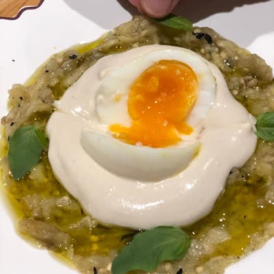 ביצה עלומה על חציל קלוי עם טחינה ועלי בזיליקום