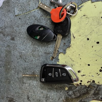 מפתחות רכב ושלט על שולחן עבודה