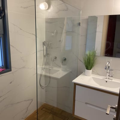 מקלחון זכוכית עם ראש מקלחת מודרני וברז חדש