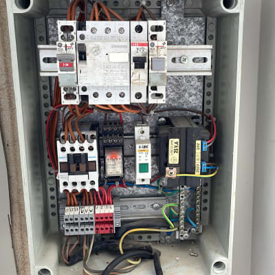 לוח חשמל עם חוטים ומפסקים שונים