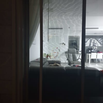 חלון אלומיניום עם מסגרת כהה