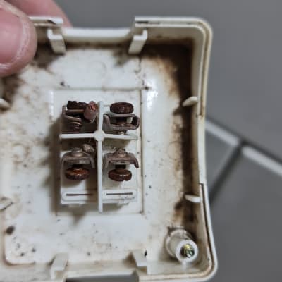 חיבורי חשמל עם חלודה בתוך שקע פלסטיק