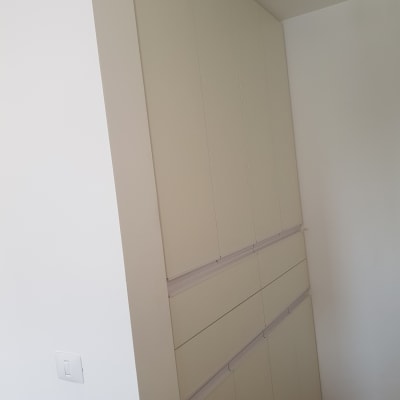 ארון קיר גבוה עם דלתות לבנות